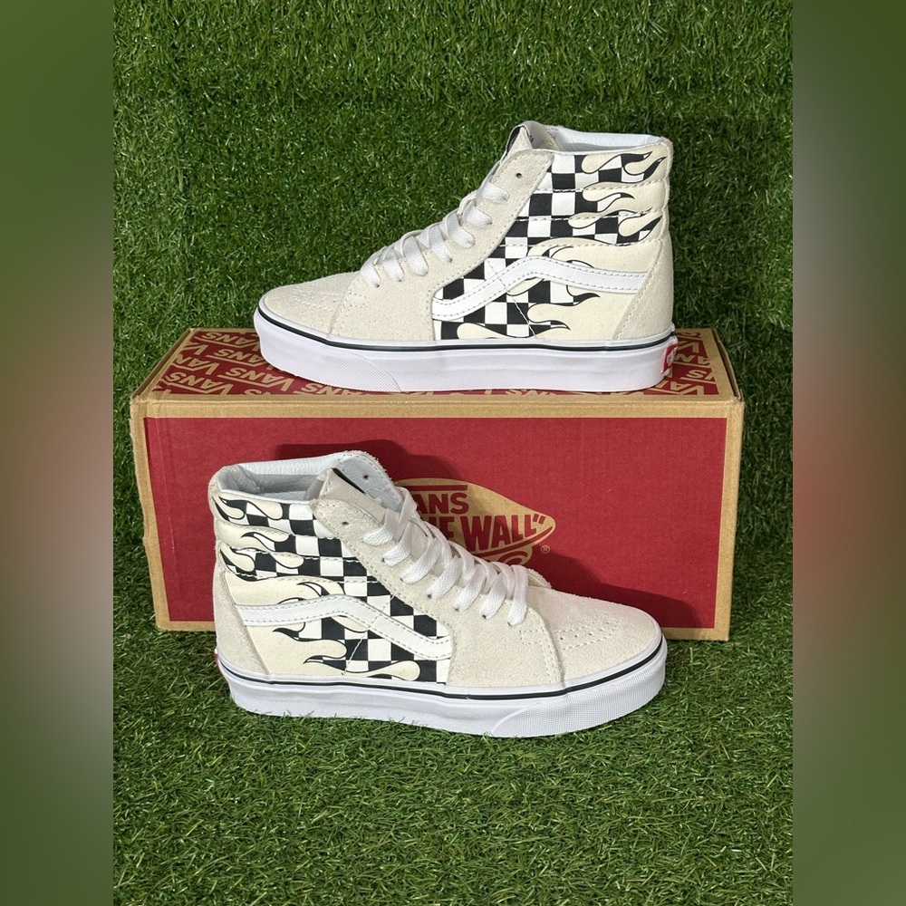 VANS SK8 HI CHECKERBOARD FLAME , SIZE 4 MENS, 5.5 WOMENS , TRUE WHITE/ BLACK